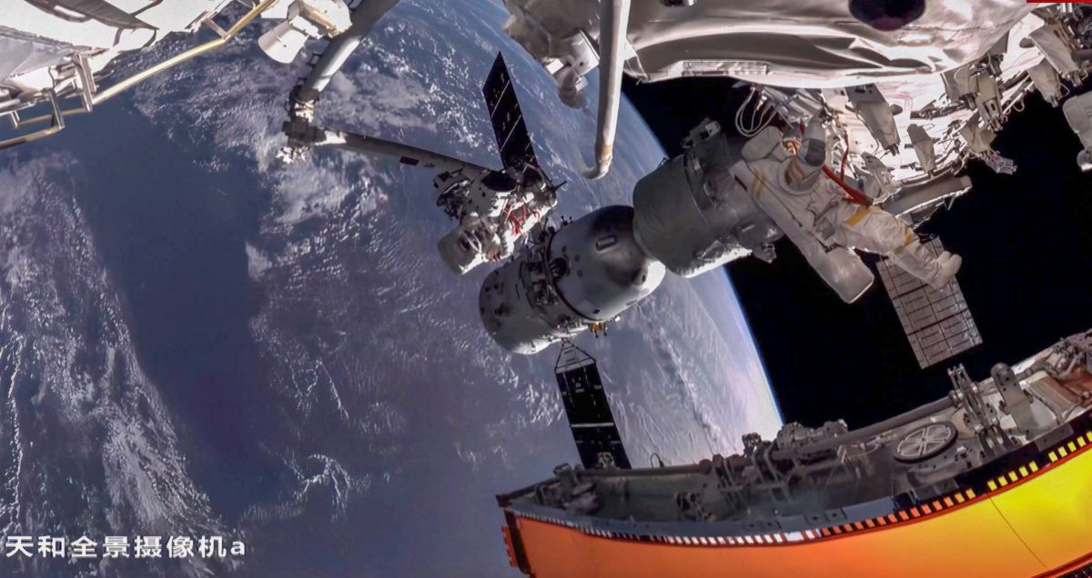 An image from Tianhe panoramic camera A during the first Shenzhou-13 spacewalk outside the Tiangong space station in November 2021.